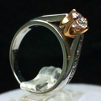 Anello artigianale in oro rosa e bianco con diamante colore H. 