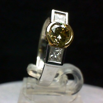 Anello artigianle in oro bianco e giallo con diamante giallo.