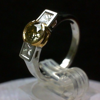 Anello artigianle in oro bianco e giallo con diamante giallo.