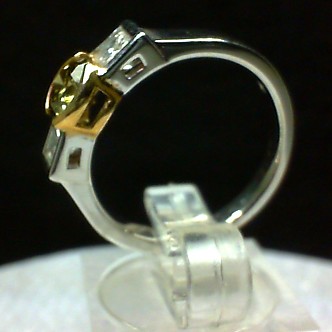 Anello artigianle in oro bianco e giallo con diamante giallo.