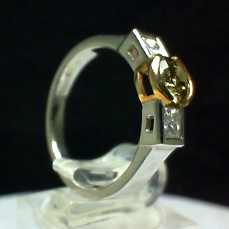 Anello artigianle in oro bianco e giallo con diamante giallo.