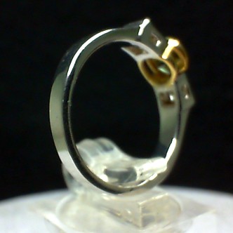 Anello artigianle in oro bianco e giallo con diamante giallo.