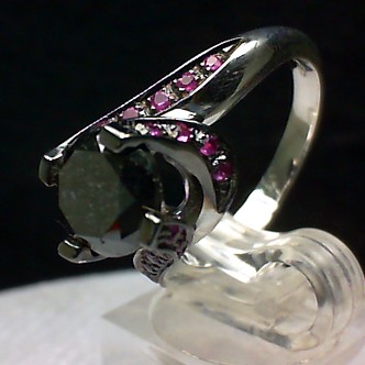 Anello artigianale in oro bianco con diamante nero prodotto da Monilia S.n.c.